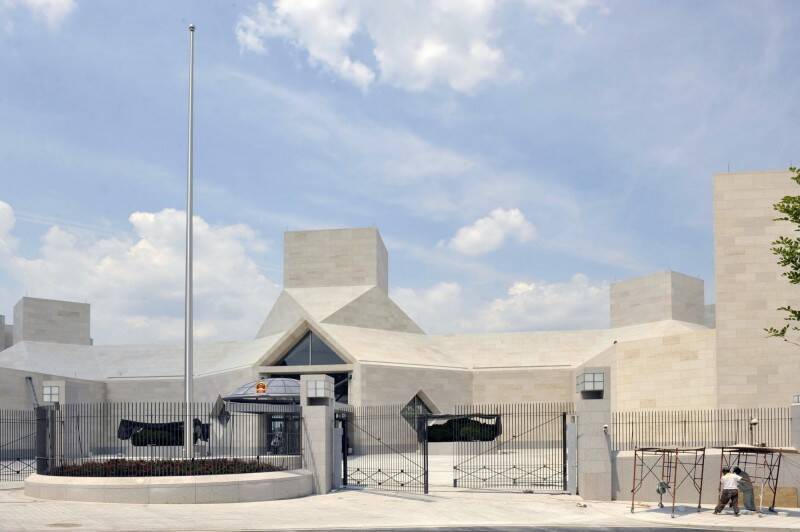 中共在駐外館處安插涉台人員，圖為中國駐美國華盛頓的大使館。（彭博檔案照）