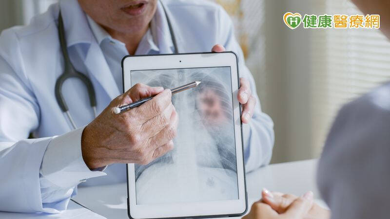 服用標靶藥物初期，應每月回診讓醫師評估狀況，常見的副作用如皮膚炎、甲溝炎、腹瀉、口角炎，多數是可以處理的。（取自貼文）