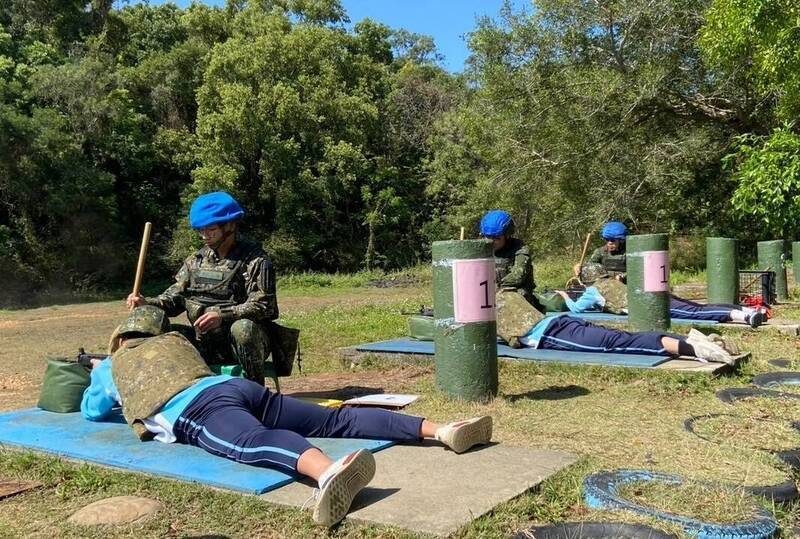 學生參與步槍實彈射擊，一般教師難負荷，圖為南投高中學生今年3月前往成功嶺營區體驗實彈射擊。（南投高中提供）