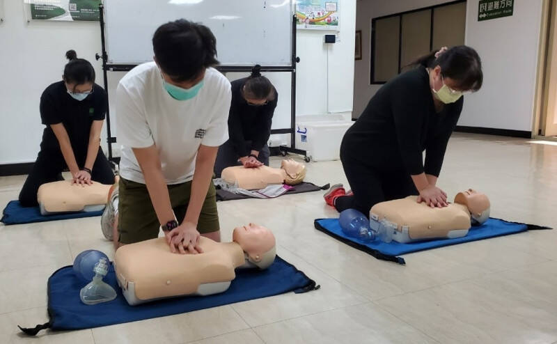 可考慮鼓勵學生於高中階段學習CPR（心肺復甦術）等技能，圖為南投縣衛生局實施訓練。（資料照，南投縣衛生局提供）