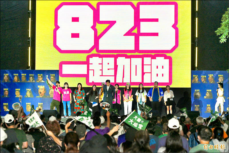 去年726首波大罷免開票結果出爐，24位國民黨立委、新竹市長高虹安罷免案全部失敗。許多民眾難過落淚，但有不少民眾不氣餒，帶著笑容高喊823一起加油。（資料照）