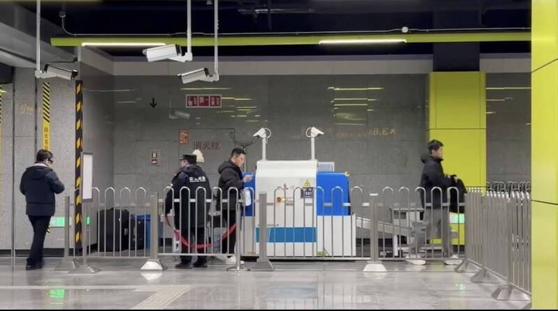 上海市地鐵戒備森嚴，入站都要通過安檢門。（民眾提供）