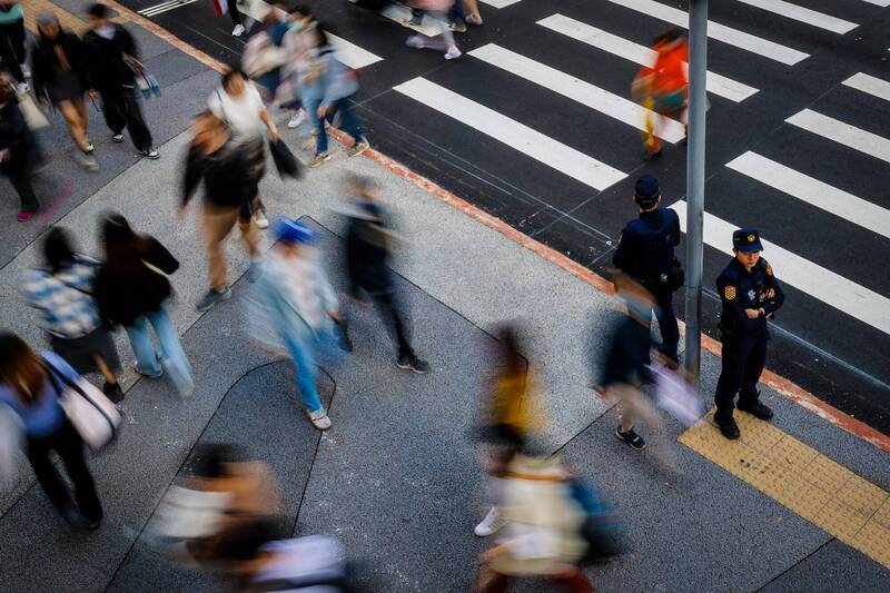 社會剛歷經北捷連續攻擊事件，國民黨立委謝龍介公然舉槍的行為只怕會放大民眾恐懼，削弱人民對法治的信任。（歐新社檔案照）