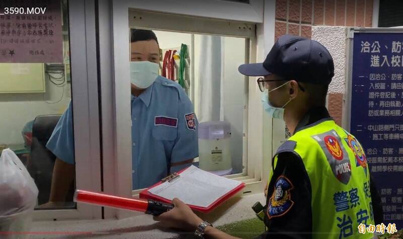 除了警察外，公寓大廈駐衛保全正是最可以協助維護社會治安的角色；保全值勤示意圖。（資料照）