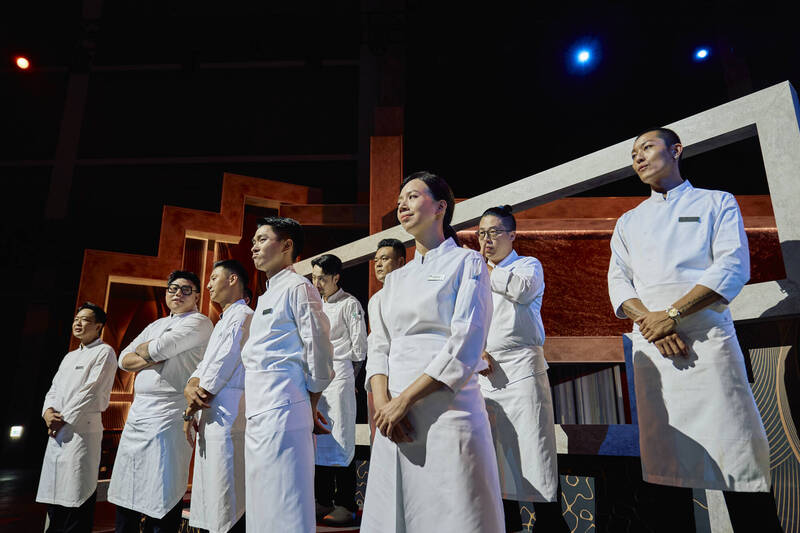 當韓國在講述一個關於夢想與尊嚴的故事時，台灣的節目往往只是一場熱鬧的烹飪遊戲；圖為《星廚之戰》十位頂級主廚同台比拚。（華視提供）