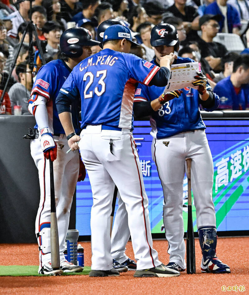 2024年的12強賽事，球員們聚在一起專心看情蒐的一幕，被網友戲稱看起來像在「訂飲料」。（資料照）