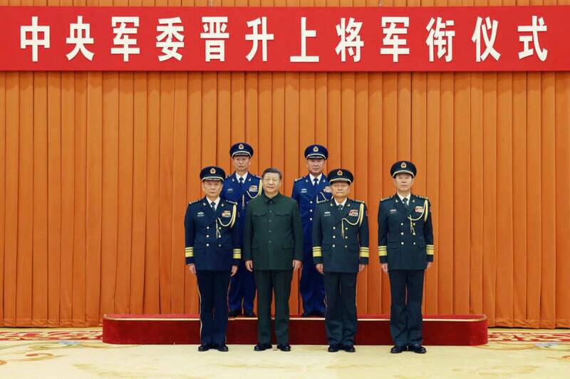後排左1為新任東部戰區司令員楊志斌。（美聯社）