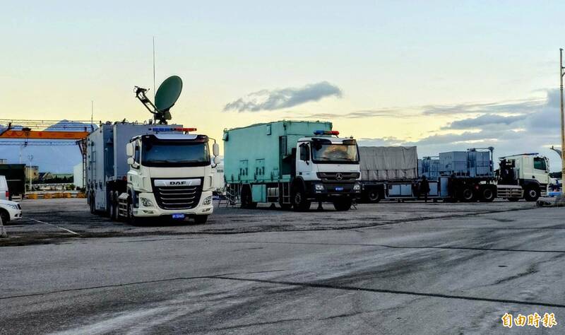 海軍雄三及雄二飛彈機動發射車編組進入陣地，隨時因應各種狀況。（資料照）