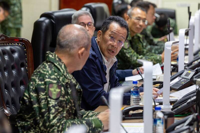 面對中國12月29日實施的「正義使命-2025」軍演，國防部長顧立雄30日率重要幹部於聯合作戰指揮中心全程掌握。（國防部提供）