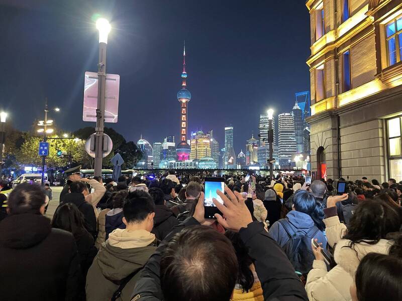 中國多地臨時喊停跨年活動，圖為過去上海外灘跨年夜湧現人潮景況不再。（中央社資料照）
