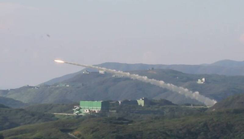 台灣對軍事實力懸殊的潛在對手採「嚇阻」策略。包括部署大量的雄風系列反艦飛彈、刺針防空飛彈、無人機等；圖為雄風飛彈發射。（資料照）