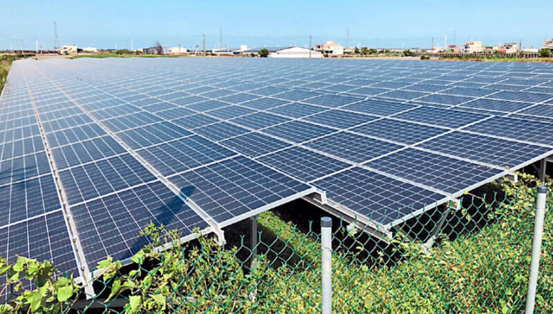 太陽光電、離岸風電、企業綠電需求、或工業部門的能效改善，都是國際淨零競賽中最重要的競爭力來源；圖為太陽能光電板。（資料照）
