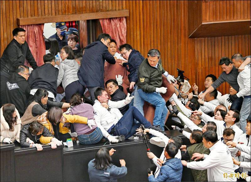 立法院院會於2024年底處理「選罷法」、「憲訴法」、「財劃法」等爭議法案，朝野立委搶佔主席台爆發好幾波激烈衝突。（資料照）