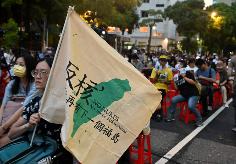 近年來，台灣社會關於核電延役的討論，時常被以「以核減碳」、「核綠同行」等論述包裝；圖為「反對核電延役，拒絕草率修法」晚會。（資料照）