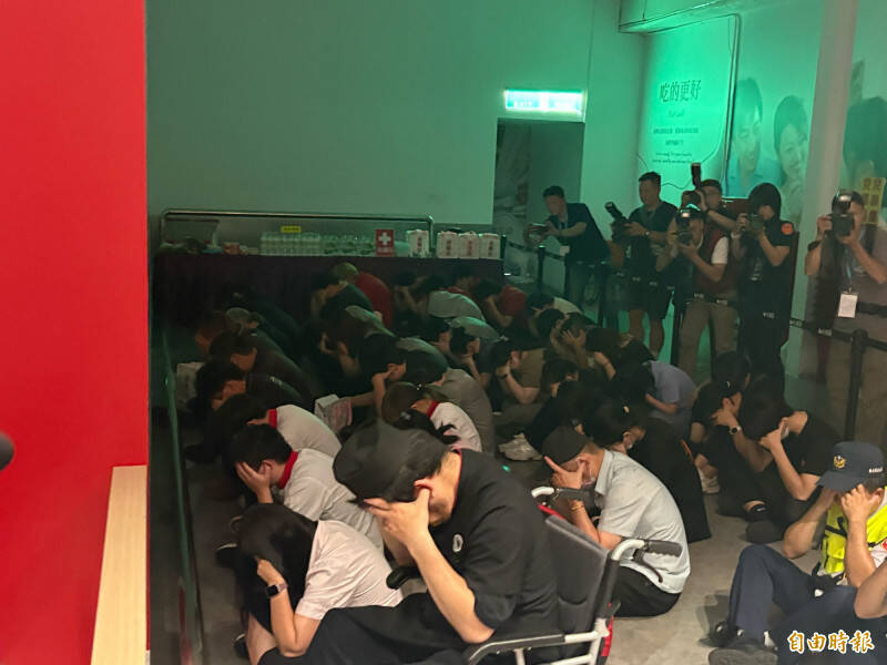 因應空襲，去年城鎮韌性防空演習，民眾演練在大賣場的角落蹲低避災。（資料照）