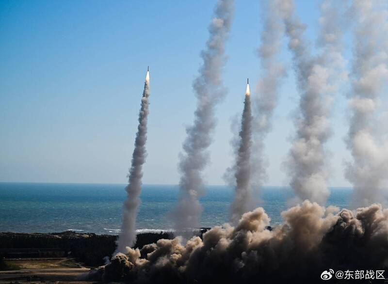 中國解放軍東部戰區去年12月29日宣布「正義使命-2025」軍演，期間出動百餘架軍機、艦，協同無人機和火箭軍兵力實兵、實彈操演，嚴重衝擊區域安全。（圖取自解放軍東部戰區微博）