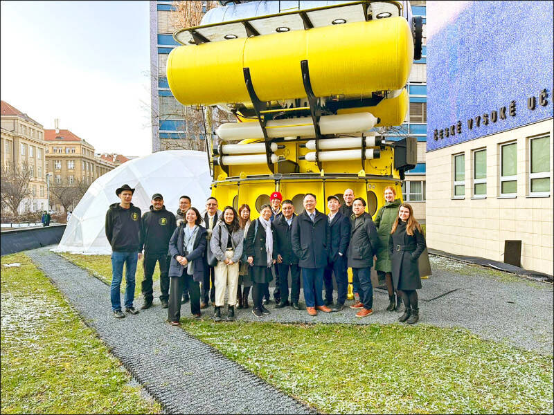 中東歐國家積極尋求在半導體、AI與綠能領域與台灣建立更緊密的夥伴關係。圖為台灣太空產業組成交流團赴捷克參訪。（國家太空中心提供）