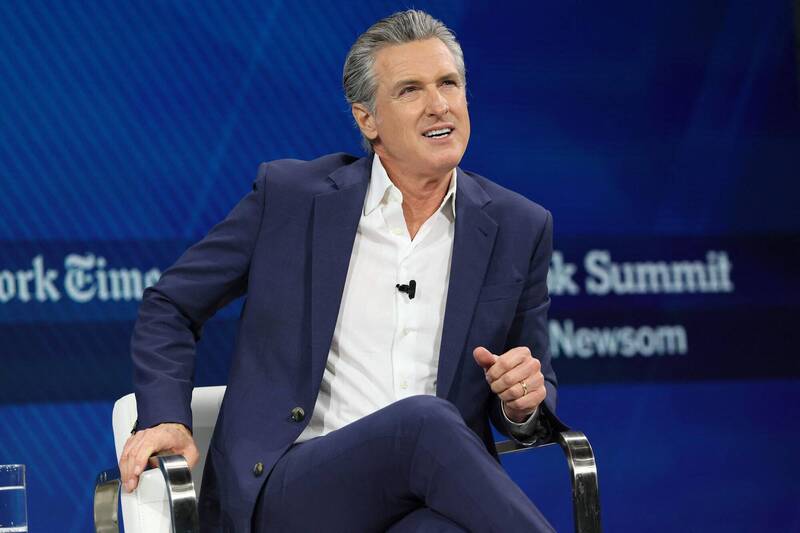 美國加州州長Gavin Newsom簽署的SB53法案，要求AI業者公開披露其安全協議並通報重大事件。（法新社檔案照）