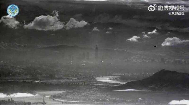 共軍官方微博「中國軍號」刻意發布以「無人機視角」拍攝到的台北101影片。（資料照，取自微博）