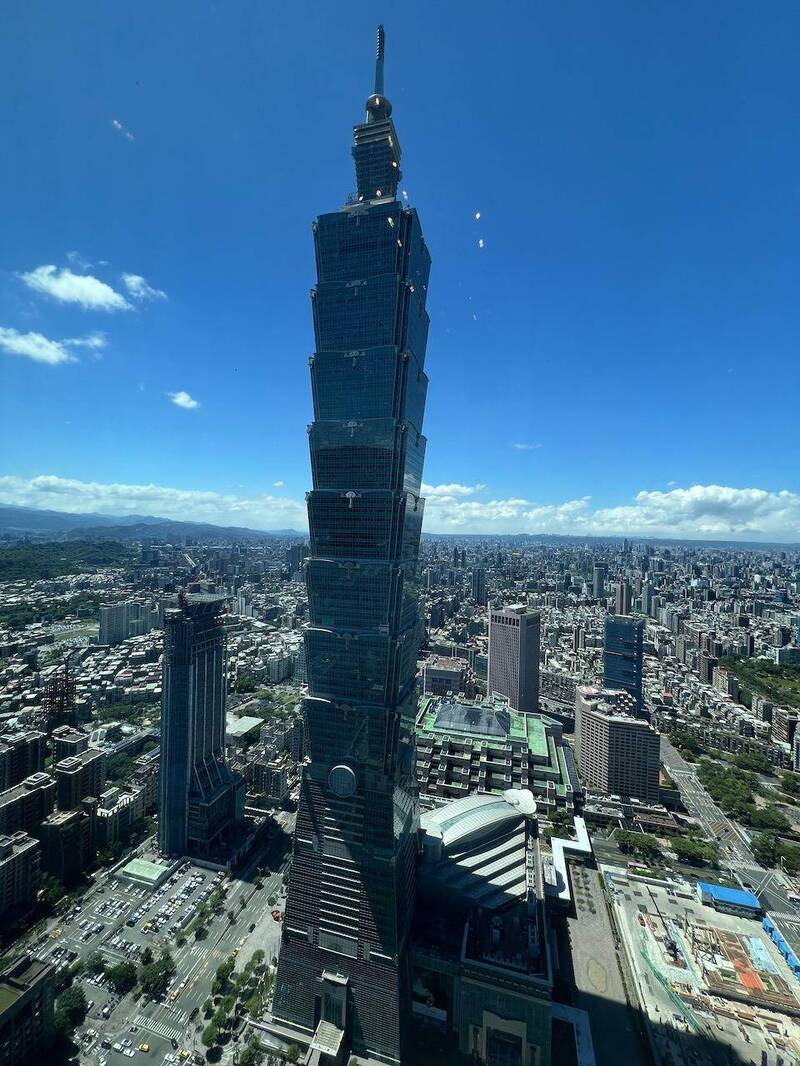 「俯瞰」畫面所見應該是台北101的樓頂、台北街道及車流，而非「遠眺」的扁平視角。（資料照）
