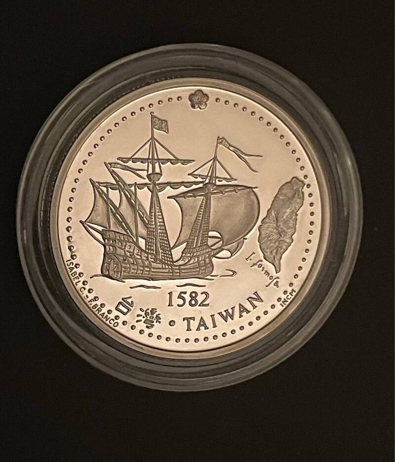 這枚銀幣背面鑄有葡萄牙帆船，台灣地圖，和1582 、台灣、TAIWAN 等字。（取自貼文）