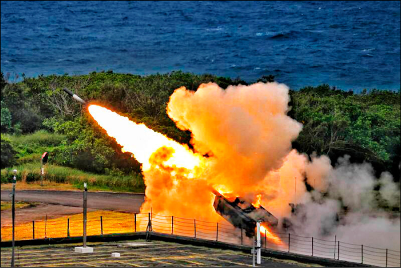 陸軍海馬士多管火箭部隊射擊火箭，精準命中目標。（資料照）