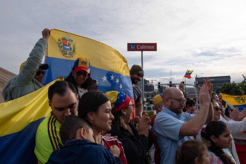 川普此次軍事行動在美國引起不同反應，有委內瑞拉社群慶祝馬杜羅被抓捕；舊金山等多個城市則有大批群眾舉行反戰示威，譴責此舉違法，質疑行動合法性。（美聯社）