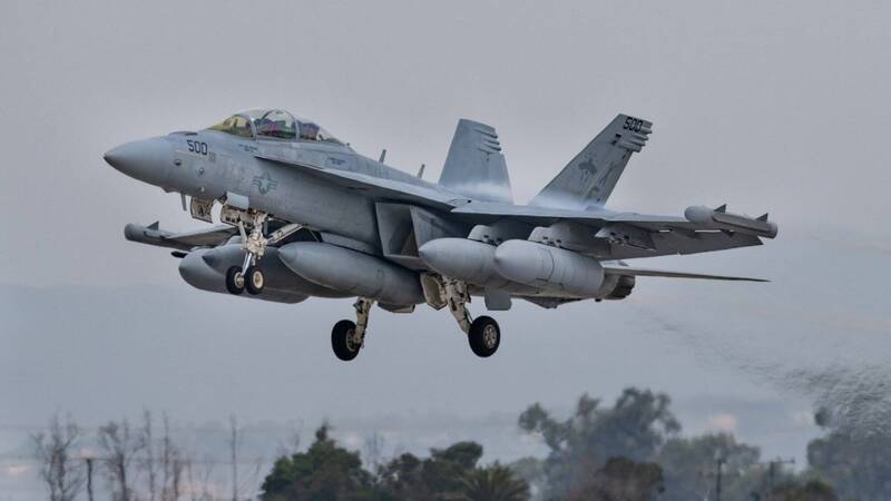 美國花了很大的力氣，將武器系統變成開放的架構，讓軟體可以像個人電腦一樣，不斷升級；圖為一架掛載外部莢艙的「咆哮者」電戰機。（圖：美國海軍）