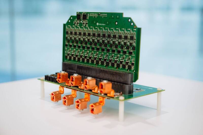 美國攜手盟友試圖掌控AI時代供應鏈主導權，台灣雖應積極順應此趨勢，但同時也需謹慎管理風險。圖為在美國德州儀器展示一塊電路板。（彭博檔案照）