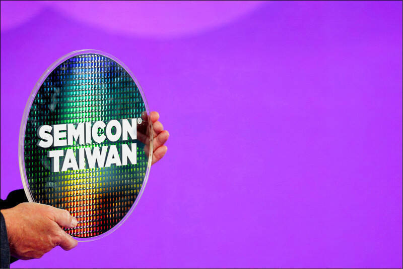 台灣科技企業掌握全球大部分半導體晶片生產，如遭中共併吞，恐將失去國際合作與客戶信任。（路透檔案照）