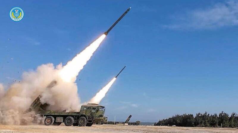 中共解放軍舉行環台軍演，2025年12月30日使用長程多管火箭（遠火）在台灣北部海域實彈射擊。（路透）