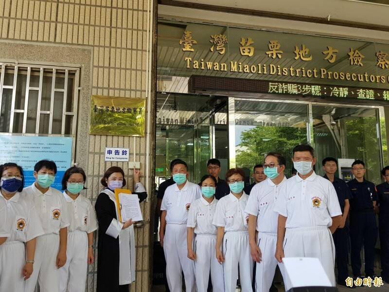 太極門稅務案爭擾近30年，2020年時太極門弟子在律師陪同及平反1219行動聯盟、法稅改革聯盟聲援下，近百人到苗栗地檢署拉布條抗議並按鈴申告。（資料照）