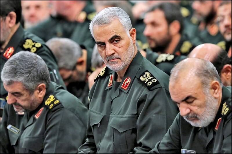 美軍無人機6年前空襲巴格達國際機場，炸死伊朗「聖城軍」指揮官蘇萊曼尼少將（中）。（美聯社檔案照）