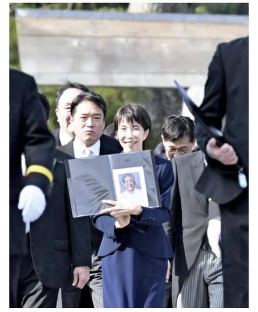 高市早苗參拜時，攜帶安倍的遺影。（取自貼文）