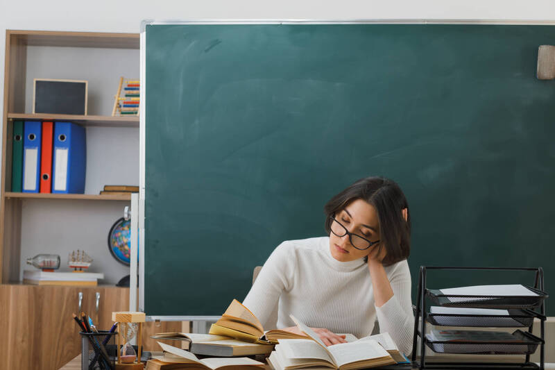 多數教支老師仍以鐘點計酬、無寒暑假薪資與年資累積，甚至須年年重聘，已違背立法精神；示意圖。（圖取自freepik）