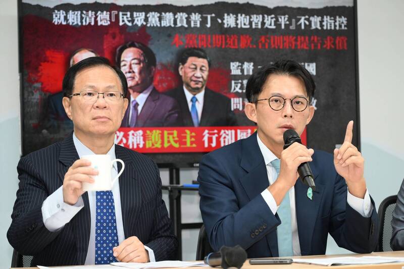 台灣民眾黨中央黨部於2025年12月29日舉行「嚴正抗議．具體反制賴清德總統級造謠」記者會，黨主席黃國昌（右）、立委張啟楷（左）。（資料照）