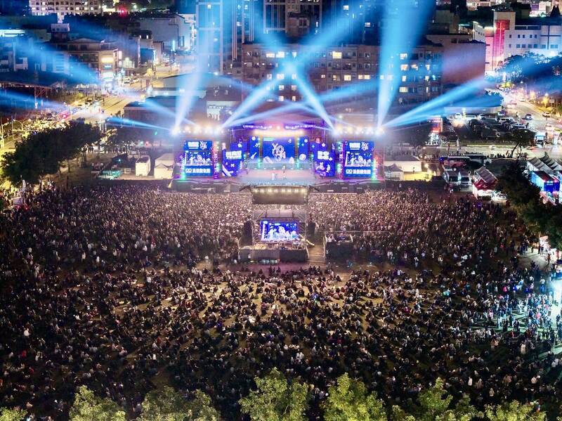 台灣的跨年夜，同樣有百萬人潮、同樣情緒高漲，卻不被視為政治威脅；圖為2026台南跨年晚會創下30萬人次參與新紀錄。（台南市府提供）