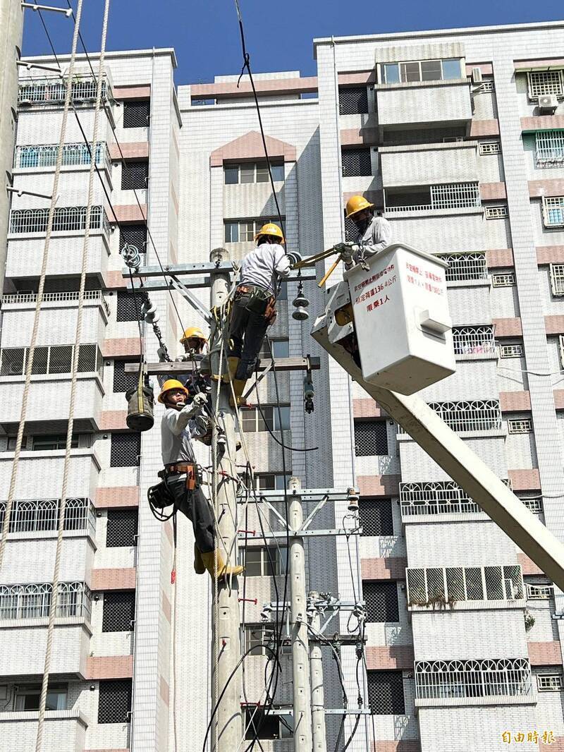 台電人員加強巡檢，預防性汰換架空線路裝置物，確保供電穩定。（資料照）