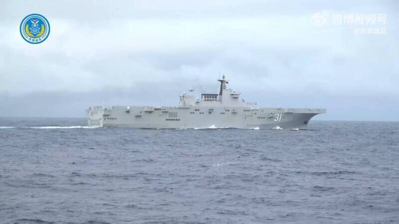 跨海侵略難度高，中共075型兩棲攻擊艦「海南號」投入日前對台軍演。（取自中國解放軍東部戰區微博）