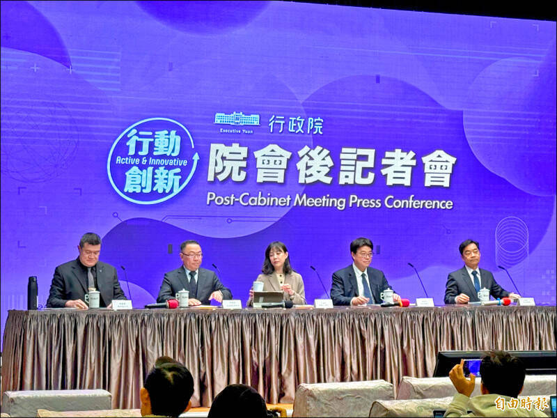 行政院會去年底通過兩岸人民關係條例修正草案，除新增立委赴中須經內政部聯審會許可外，對於民選公職人員赴中接觸中共黨政軍，也應公開揭露，否則處二萬元以上十萬元以下罰鍰，陸委會主委邱垂正（右二）在院會後記者會表示，所謂民選公職人員包括村里長、地方縣市議員乃至立法委員。（資料照）