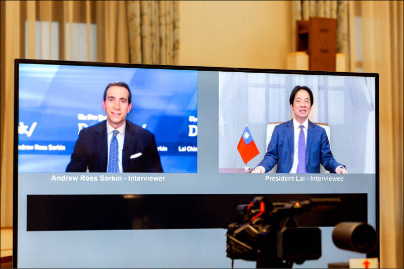 賴清德總統日前以視訊方式接受「紐約時報」交易錄峰會（DealBook Summit）主持人索金專訪，回應「中共2027年攻台時間表」的說法。（總統府提供）
