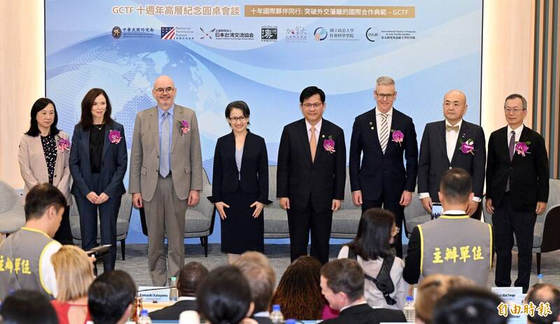 副總統蕭美琴（左4）、外交部長林佳龍（右4）出席GCTF成立10周年圓桌論壇，並與AIT處長谷立言（左3）等駐台代表合影。（資料照）