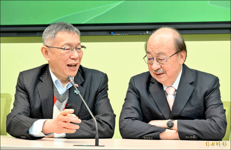 民眾黨前主席柯文哲（左）於1月2日陪同白委陳昭姿到立法院拜會藍綠立委，其中與民進黨總召柯建銘（右）同框的畫面再次成為政壇焦點。（資料照）