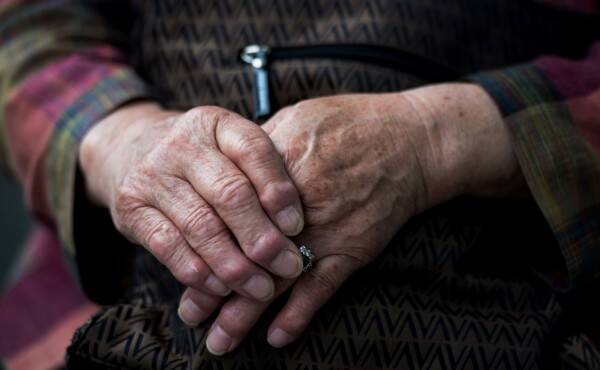 解決孤獨死問題，僅靠個別機構的努力是不夠的。整個社會需要共同參與；示意圖。（法新社檔案照）