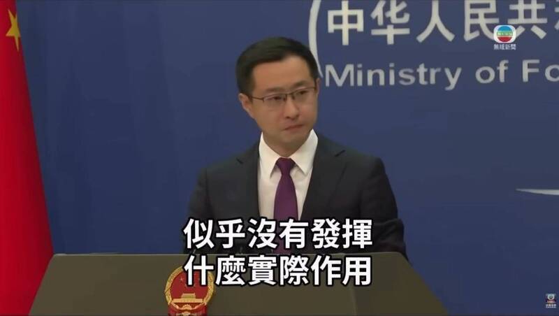 日媒在中國外交部例行記者會直球提問，為何委內瑞拉買的中國製軍武設備未發揮作用阻止美軍閃電突襲，讓台上發言人林劍氣得當機數秒。（取自@whyyoutouzhele 社群平台「X」）