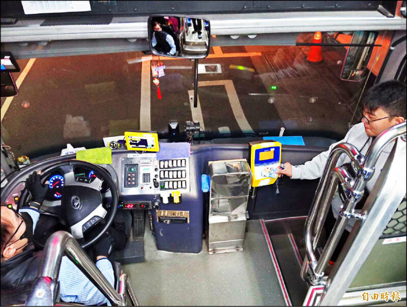 今年中央政府總預算卡關，「TPASS」定期票恐影響大批通勤族權益。 （資料照）