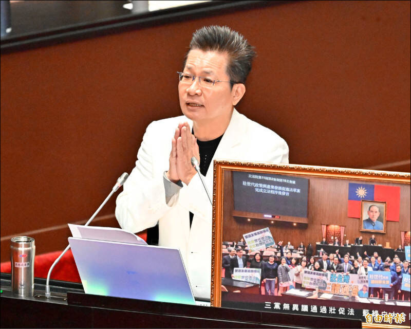 前民眾黨立委吳春城力推「壯世代政策與產業發展促進法」，因深陷圖利家族企業爭議，去年2月辭職。（資料照）