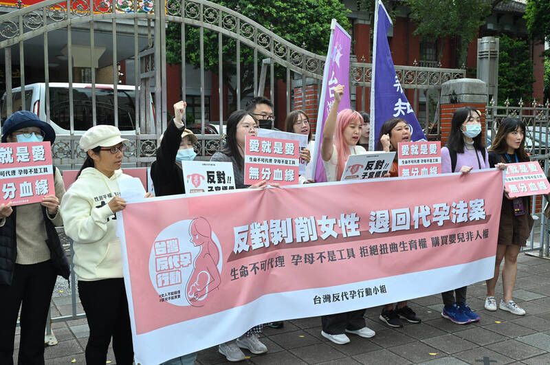 某人「畢生心願」，不應構成他人必須承擔醫療風險、身體後果、倫理壓力。圖為台灣反代孕行動小組要求退回代孕法案。（資料照）