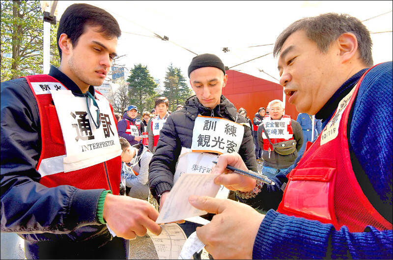 日本「出入國管理及難民法」修正，對故意不繳交稅金、社會保險費，或因竊盜、傷害等犯罪被判有罪者，將可能取消其「永住許可」，新制預定在2027年4月實施。（法新社檔案照）