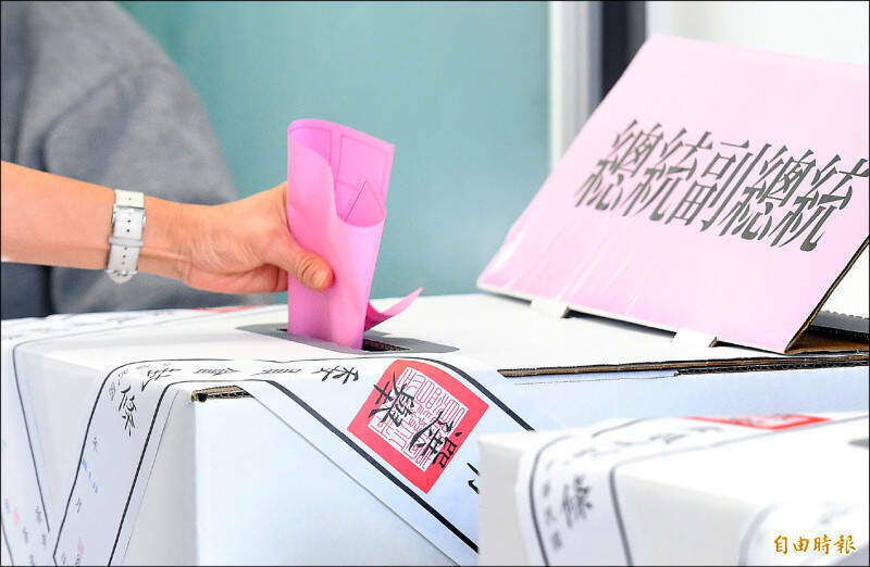 中共介入台灣選舉並非假想，歷次選舉已有透過台商補貼、集中動員返台投票的紀錄；若不在籍票得以移轉離島，動員成本將大幅下降；示意圖。（資料照）